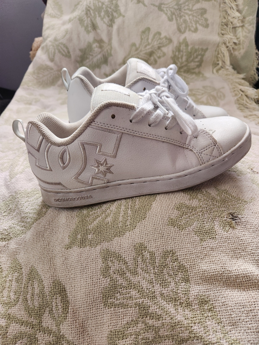 DC Women's Court Graffik White Size 8 EUC